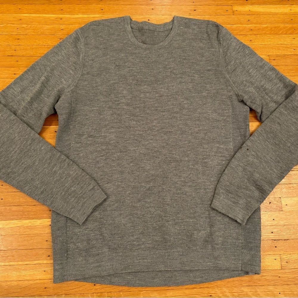 LuLuLemon men’s grey knit sweater